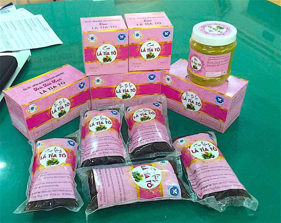 Sản phẩm cao và trà lá tía tô do cô Bình và nhóm nghiên cứu chế xuất. Ảnh: Mộc Trà