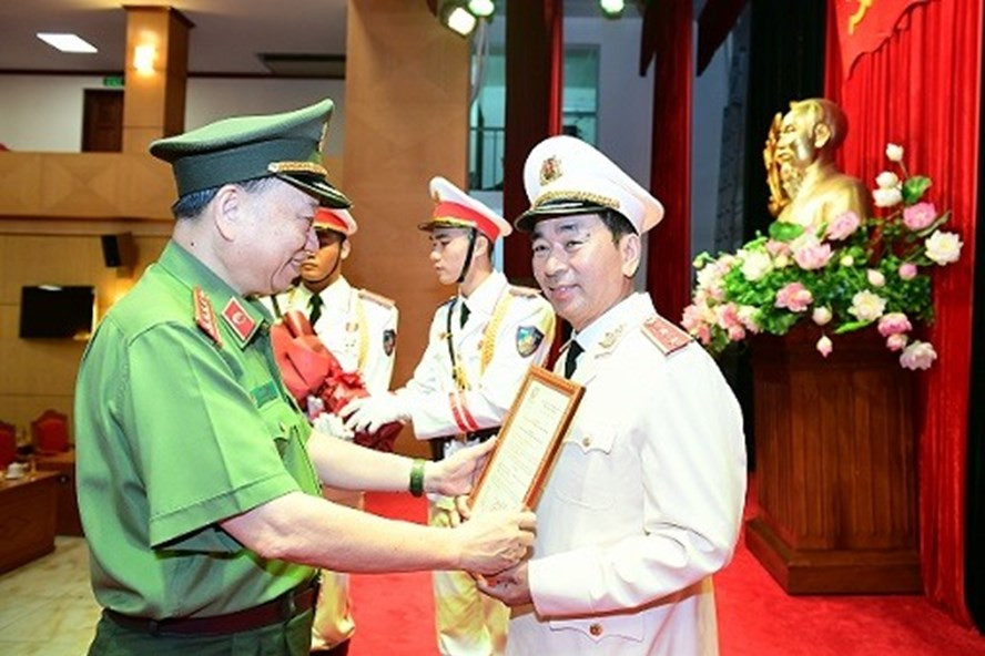 Bộ trưởng Tô Lâm trao Quyết định của Chủ tịch nước thăng cấp bậc hàm từ Thiếu tướng lên Trung tướng đối với ông Trần Quốc Tỏ. Ảnh BCA  Bộ trưởng Tô Lâm trao Quyết định của Chủ tịch nước thăng cấp bậc hàm từ Thiếu tướng lên Trung tướng đối với ông Trần Quốc Tỏ. Ảnh BCA