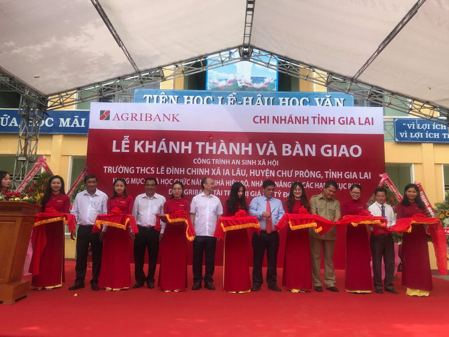 Phó Chủ tịch UBND tỉnh Kpă Thuyên cắt băng khánh thành công trình Trường THCS Lê Đình Chinh (xã Ia Lâu, huyện Chư Prông). Ảnh: Thảo Nguyên Phó Chủ tịch UBND tỉnh Kpă Thuyên cắt băng khánh thành và dự lễ khai giảng tại trường THCS Lê Đình Chinh (xã Ia Lâu, huyện Chư Prông). Ảnh: Thảo Nguyên