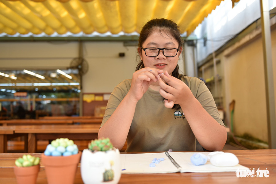 Nguyễn Thị Mỹ Dung - sinh viên ngành luật kinh tế (ĐH Công nghệ TP.HCM) dành gần 3 tháng để nghiên cứu và cho ra sản phẩm sen đá được làm từ đất sét - Ảnh: NGỌC PHƯỢNG
