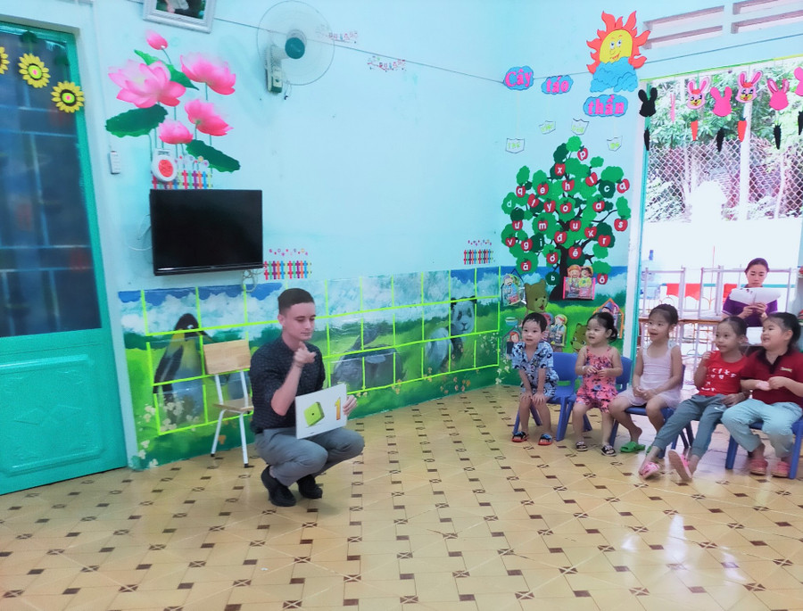 Cho trẻ làm quen với tiếng Anh tại Trường Mầm non Hoa Phong Lan (TP. Pleiku). Ảnh: Trần Dung Cho trẻ làm quen với tiếng Anh tại Trường Mầm non Hoa Phong Lan (TP.Pleiku). Ảnh: Trần Dung