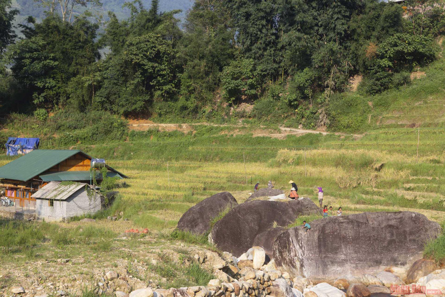 Thung lũng bản Lao Chải trong làn khói nhìn từ trên đường tỉnh lộ 152. 