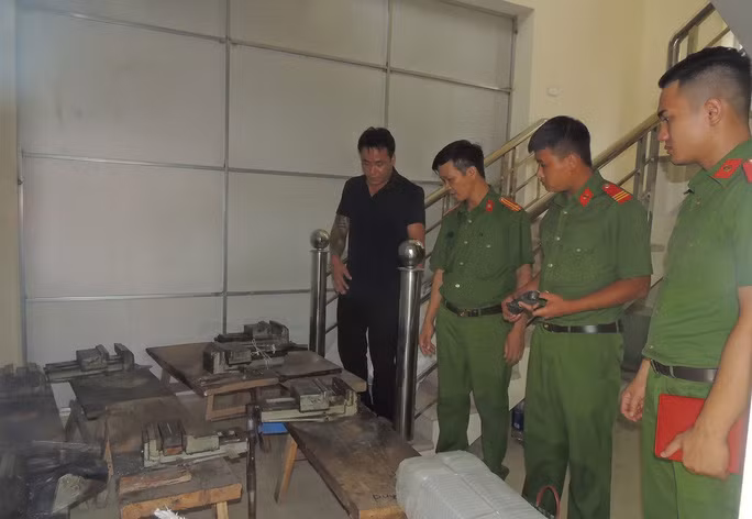  Lò đạn chì súng hơi được Công an huyện Kim Bảng phát hiện trong nhà dân