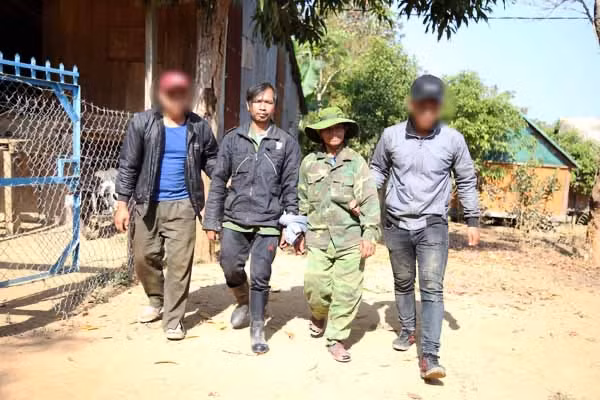 Các đối tượng theo Tà đạo Hà Mòn bị Công an huyện Mang Yang phối hợp cùng các đơn vị bắt giữ. Ảnh: Lê Văn Ngọc 