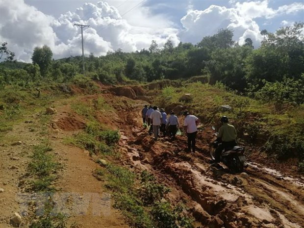 Đoàn công tác liên ngành kiểm tra, khảo sát tuyến đường từ trung tâm xã Hra về làng Đê Kôn sau khi TTXVN có bài phản ánh. (Ảnh: Hồng Điệp/TTXVN)