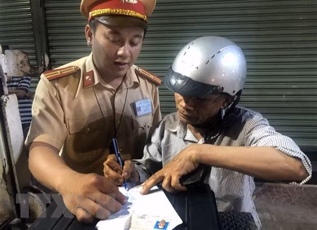 Cảnh sát giao thông xử phạt trường hợp vi phạm giao thông. (Ảnh: Nguyên Linh/TTXVN)