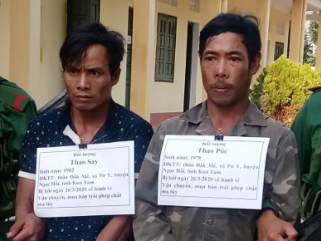 Thao Say (trái) và Thao Póc (phải) bị bắt khi vận chuyển 3 kg ma túy về VN ẢNH: BĐBP KON TUM