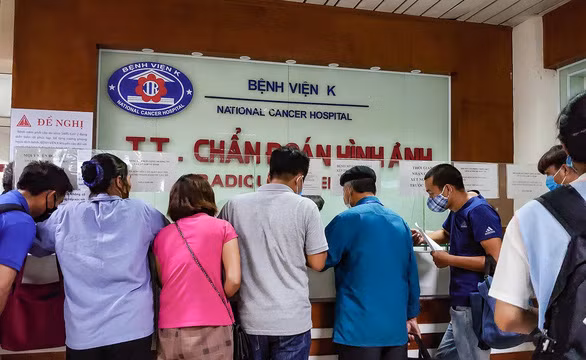  Người nhà và bệnh nhân làm các thủ tục khám chữa bệnh tại Bệnh viện K, cơ sở Tân Triều, Thanh Trì, Hà Nội - Ảnh: NAM TRẦN