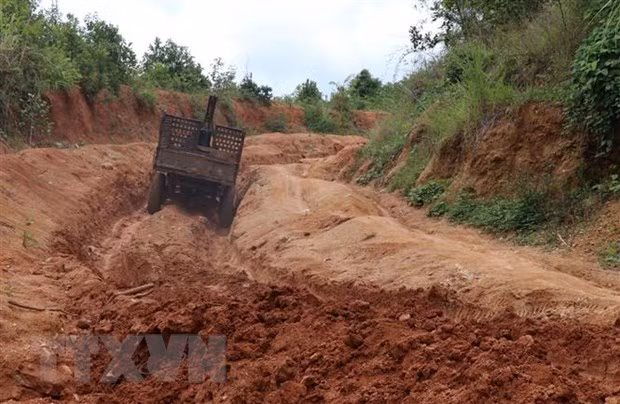 Xe độ chế là phương tiện duy nhất để vận chuyển nông sản, hàng hóa lên, xuống làng Đê Kôn. (Ảnh: Hồng Điệp/TTXVN)