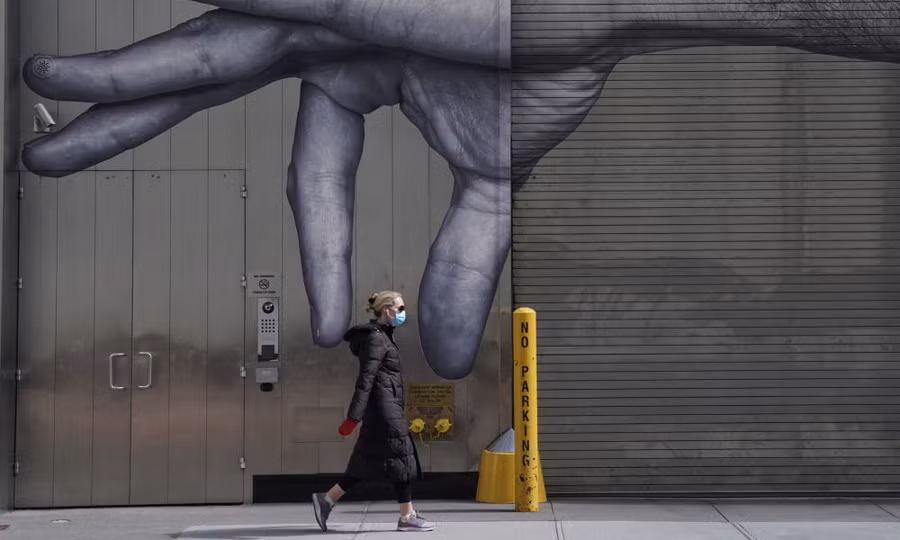 Bức ảnh về đại dịch Covid-19 được phóng viên ảnh báo AFP Timothy A Clary chụp tại thành phố New York, ngày 22/4.