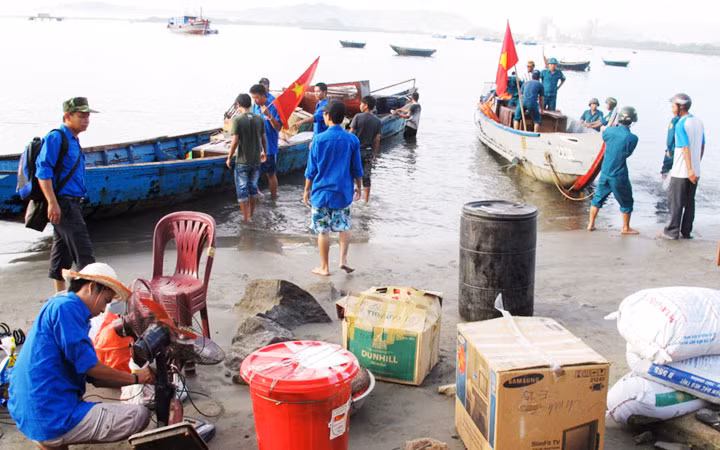 * Chính quyền địa phương hỗ trợ người dân làng Vân chuyển về nơi ở mới vào tháng 8-2012. Ảnh: ĐÌNH TĂNG