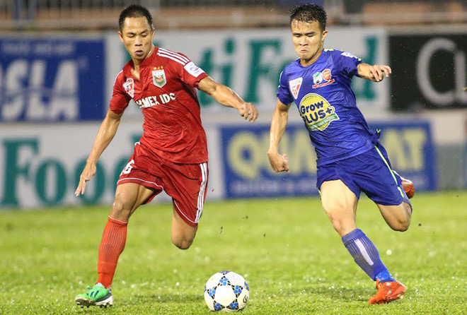 Hoàng Thanh Tùng (phải) trong màu áo HAGL cách đây vài năm