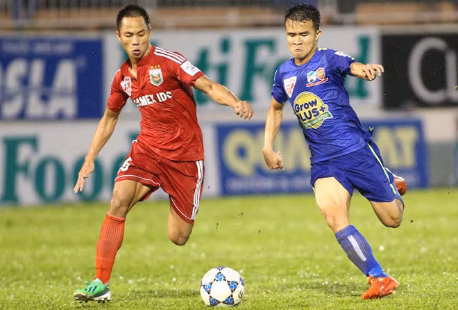 Hoàng Thanh Tùng (phải) trong màu áo HAGL cách đây vài năm