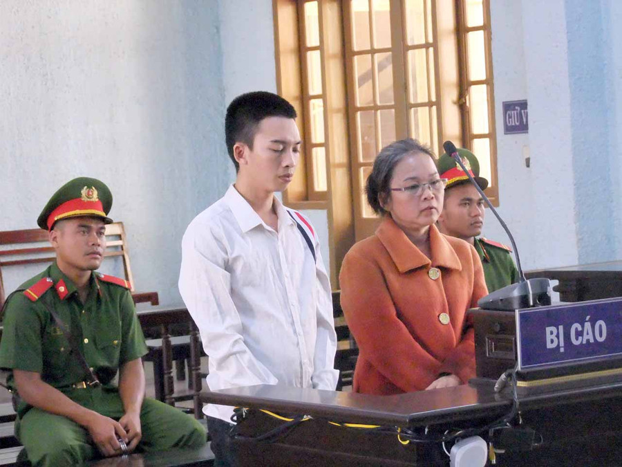 Hai bị cáo tại phiên tòa. Ảnh: R'Ô Hok