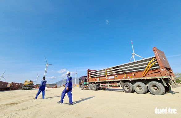 Vận chuyển thiết bị xây dựng dự án điện gió tại Việt Nam - Ảnh: NGỌC HIỂN