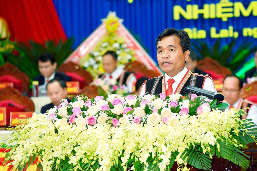  Đồng chí Hồ Văn Niên-Ủy viên dự khuyết Ban Chấp hành Trung ương Đảng, Bí thư Tỉnh ủy, Trưởng đoàn Đại biểu Quốc hội tỉnh phát biểu khai mạc Đại hội, chỉ ra những nhiệm vụ quan trọng mà Đại hội cần nghiêm túc thực hiện. Ảnh: Đức Thụy