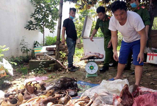 Ông Thành (áo trắng, phía trước) và tang vật thịt rừng bị cơ quan chức năng thu giữ ẢNH: C.T.V.