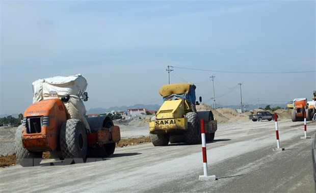 Thi công nền đường một phân đoạn thuộc tuyến cao tốc Bắc-Namn. (Ảnh: Huy Hùng/TTXVN) Thi công nền đường một phân đoạn thuộc tuyến cao tốc Bắc-Namn. (Ảnh: Huy Hùng/TTXVN)