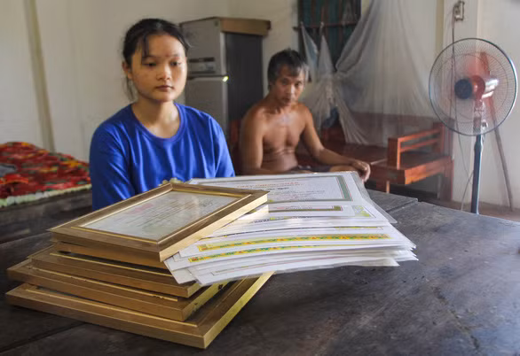 Những tập giấy khen từ những năm lớp cấp 1 của Uyên - Ảnh: HỒNG QUÂN