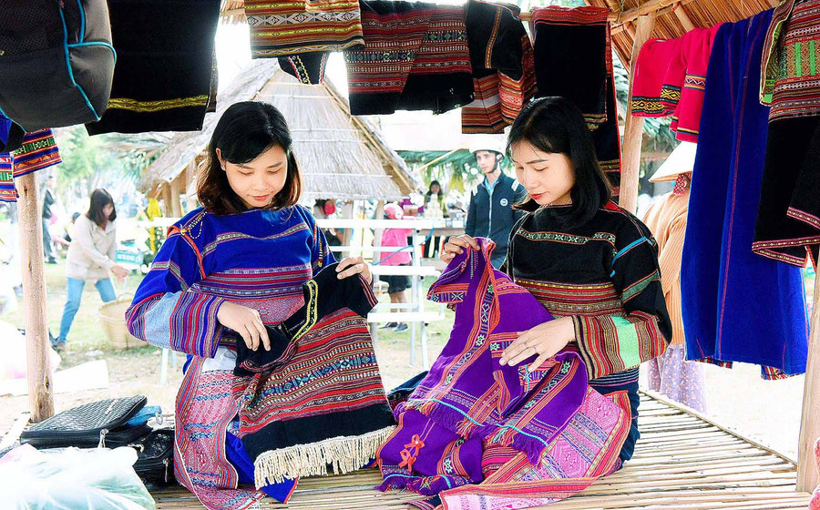 Một gian hàng của đồng bào Bahnar tại phiên chợ Kinh-Thượng trong khuôn khổ Hội hát Cầu huê năm 2020. Ảnh: Đức Thụy 