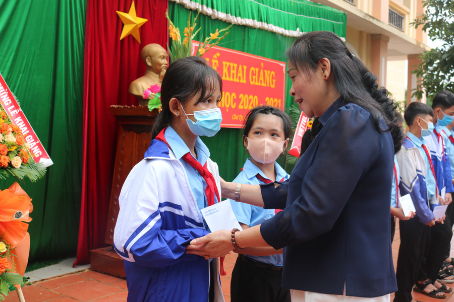 Đồng chí Huỳnh Nữ Thu Hà-Ủy viên Ban Thường vụ Tỉnh ủy, Phó Chủ tịch UBND tỉnh trao học bổng Nay Der cho các em học sinh Trường THCS Quang Trung (huyện Đức Cơ). Ảnh: Ngọc Sang Phó Chủ tịch UBND tỉnh Huỳnh Nữ Thu Hà trao học bổng Nay Der cho các em học sinh Trường THCS Quang Trung (huyện Đức Cơ). Ảnh: N.Sang
