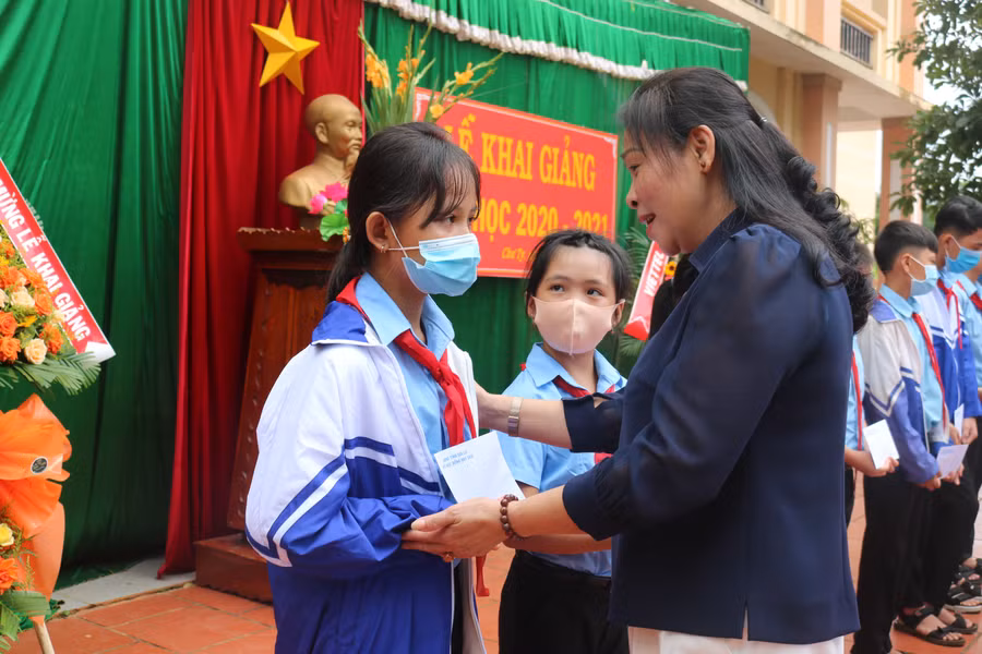Phó Chủ tịch UBND tỉnh Huỳnh Nữ Thu Hà trao học bổng Nay Der cho các em học sinh Trường THCS Quang Trung (huyện Đức Cơ). Ảnh: N.Sang