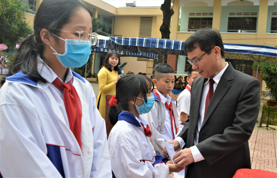 Đồng chí Trịnh Duy Thuân-Ủy viên Ban Thường vụ Tỉnh ủy, Bí thư Thành ủy, Chủ tịch HĐND TP. Pleiku trao học bổng cho các em học sinh Trường THCS Phạm Hồng Thái. Ảnh: Đinh Yến Ảnh: Đinh Yến