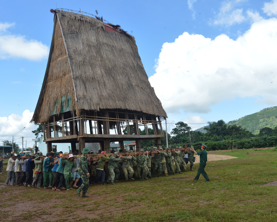 Lực lượng vũ trang tỉnh tham gia di dời nhà rông ở xã Chư Đang Ya (huyện Chư Păh). Ảnh: Anh Huy