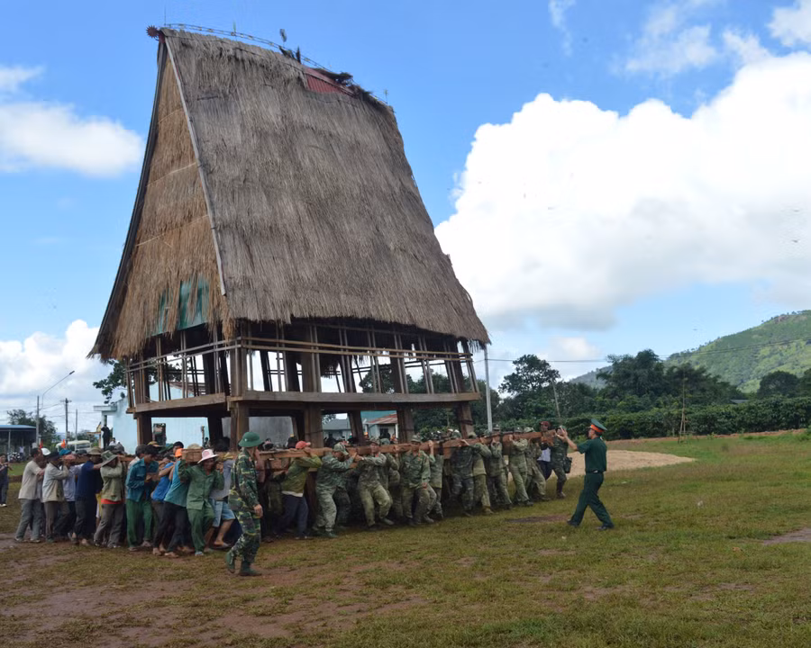 Lực lượng vũ trang tỉnh tham gia di dời nhà rông ở xã Chư Đang Ya (huyện Chư Păh). Ảnh: Anh Huy