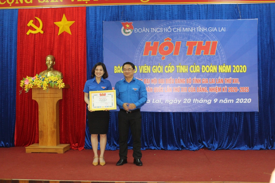 Anh Đỗ Duy Nam-Phó Bí thư Tỉnh Đoàn trao giải nhất cho báo cáo viên Trần Thị Ngọc Hà. Ảnh: Phan Lài