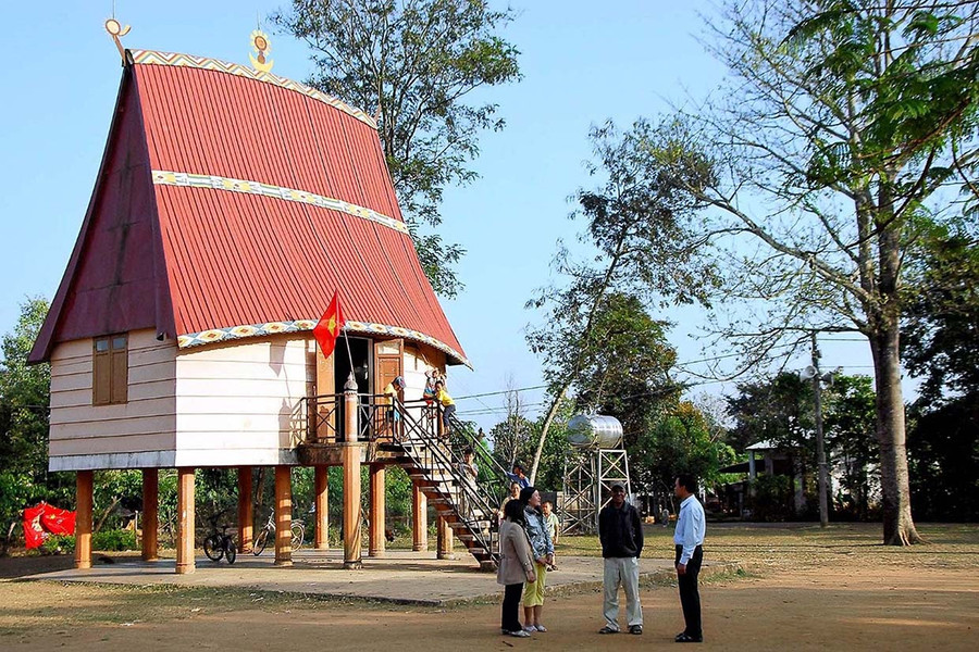  Nhà rông làng Ia Nueng (xã Biển Hồ) được đầu tư xây dựng khang trang. Ảnh: Phạm Ngọc