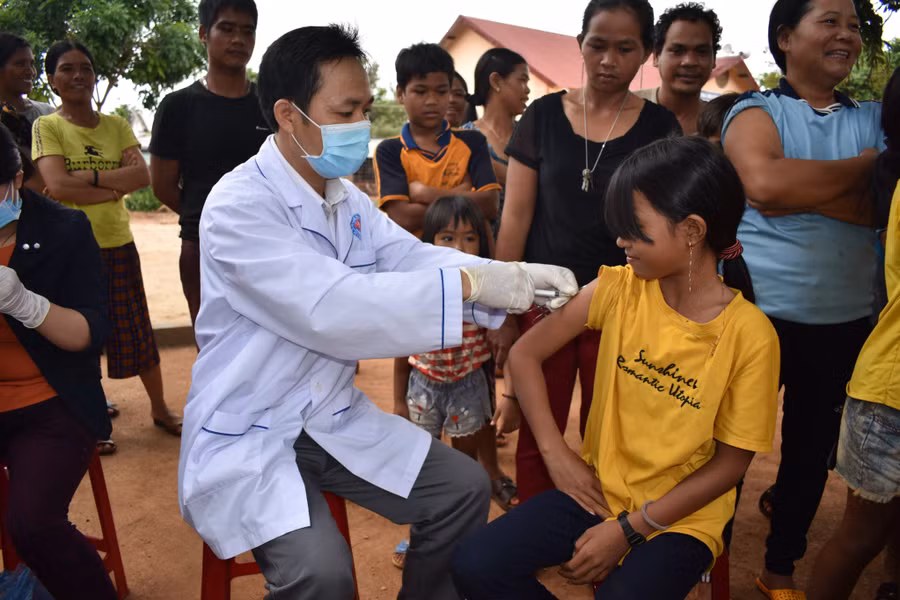 Tiêm vắc xin phòng bệnh bạch hầu tạ xã Ia O. Ảnh: Hoành Sơn 