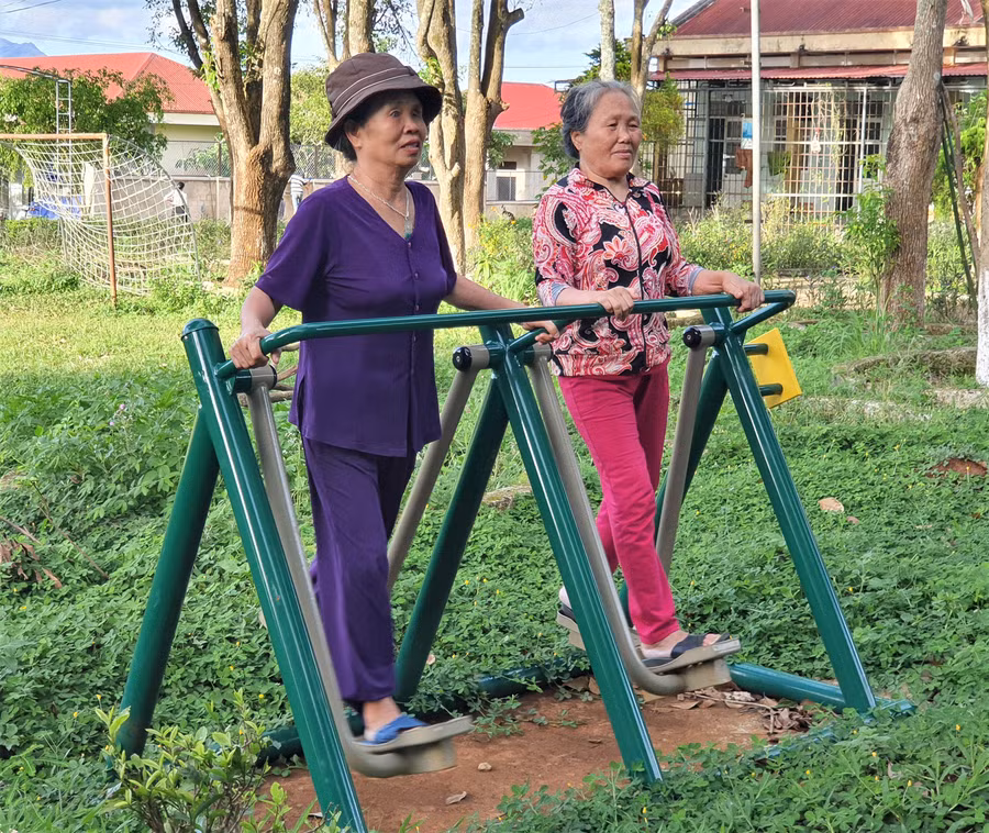 Người cao tuổi tại Trung tâm Bảo trợ Xã hội tổng hợp tỉnh thường xuyên tập thể dục để nâng cao sức khỏe. Ảnh: Hà Đức Thành