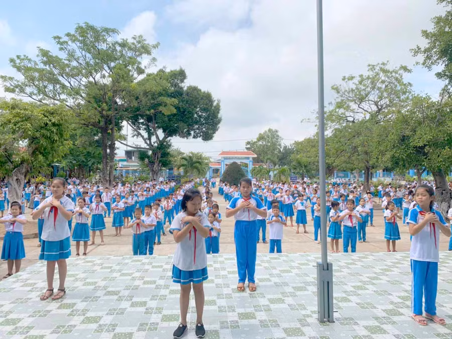 Học sinh Trường Tiểu học Chu Văn An (thị trấn Phú Thiện, huyện Phú Thiện) tập đồng diễn trong giờ ra chơi. Ảnh: Vũ Chi