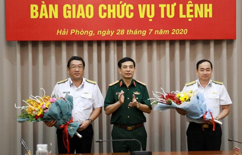 Chuẩn đô đốc Trần Thanh Nghiêm (phải), tân tư lệnh Quân chủng Hải quân - Ảnh: VGP Chuẩn đô đốc Trần Thanh Nghiêm (phải), tân tư lệnh Quân chủng Hải quân - Ảnh: VGP