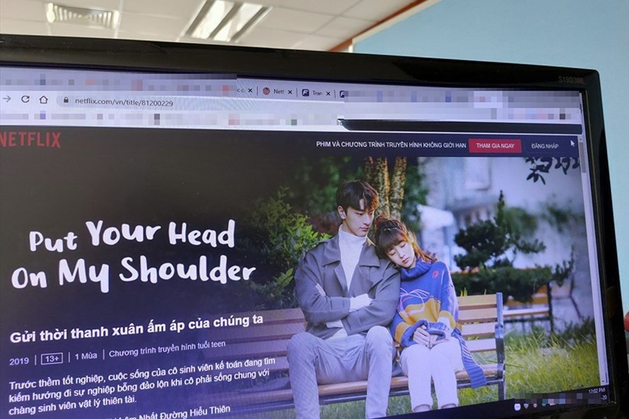 Bộ phim "Gửi thời thanh xuân ấm áp của chúng ta" (Put Your Head On My Shoulder) chiếu trên Netflix có bản đồ hình đường lưỡi bò phi pháp. Bộ phim