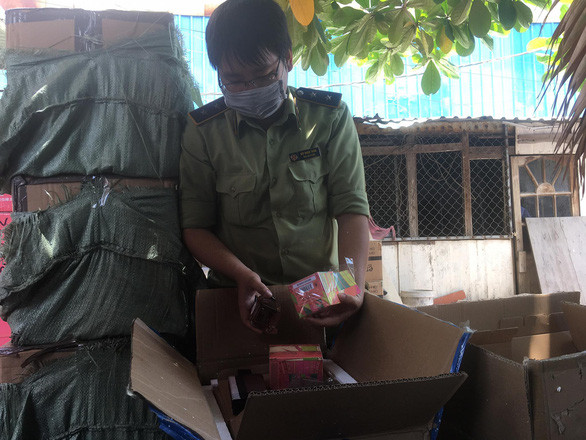  Dược phẩm, mỹ phẩm nghi nhập lậu bị phát hiện sau khi kiểm tra kho hàng trên - Ảnh: NGUYỄN TRÍ