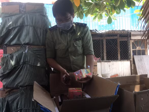  Dược phẩm, mỹ phẩm nghi nhập lậu bị phát hiện sau khi kiểm tra kho hàng trên - Ảnh: NGUYỄN TRÍ