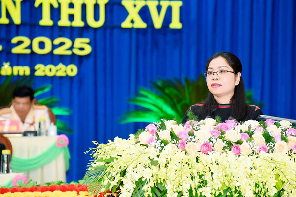 Đại biểu Rơ Chăm H’Hồng-Phó Chủ tịch Hội Liên hiệp Phụ nữ tỉnh tham luận tại Đại hội. Ảnh: Đức Thụy