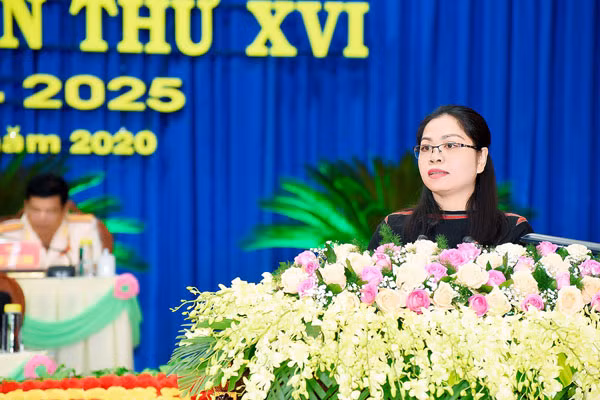 Đại biểu Rơ Chăm H’Hồng-Phó Chủ tịch Hội Liên hiệp Phụ nữ tỉnh tham luận tại Đại hội. Ảnh: Đức Thụy