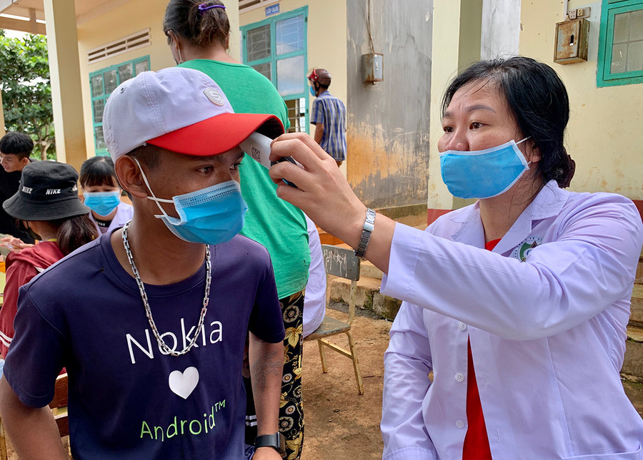 Khám sàng lọc bệnh bạch hầu tại xã Hải Yang, huyện Đak Đoa. Ảnh: Như Nguyện Khám sàng lọc bệnh bạch hầu tại xã Hải Yang, huyện Đak Đoa. Ảnh: Như Nguyện