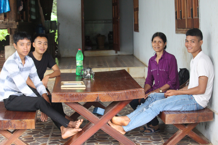 Từ trái sang: Khoa, Thoan, Khiêm-3 chàng trai Jrai dũng cảm cứu người đuối nước. Ảnh: Thiên Di