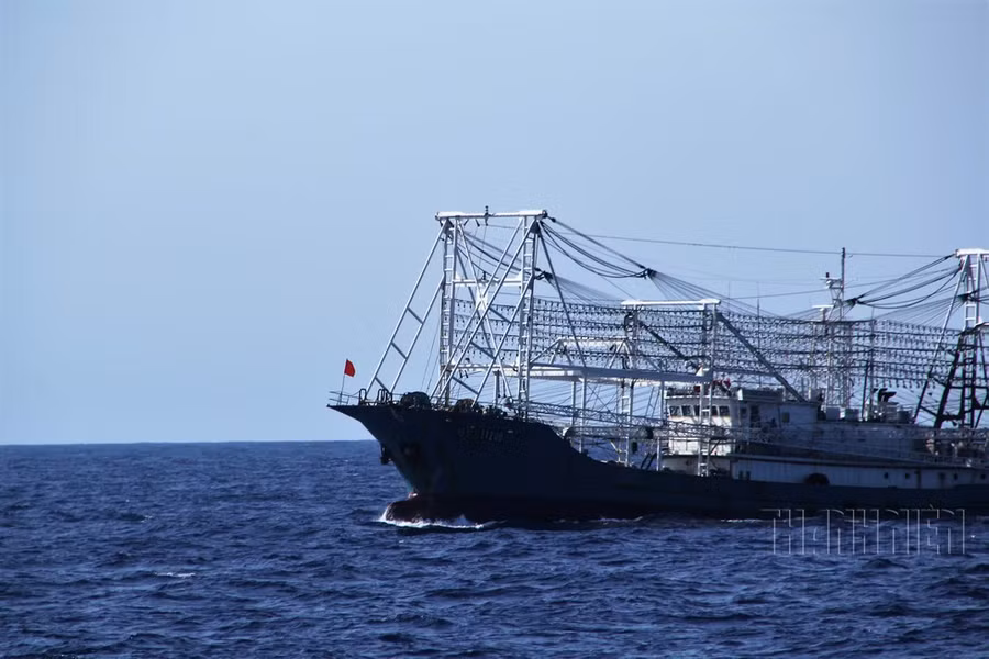 Tàu cá Quỳnh Đông Phương 11200 của tỉnh Hải Nam tham gia trong đội hình hộ tống, bảo vệ giàn khoan Hải Dương 981 trên vùng biển Tri Tôn (Hoàng Sa), tháng 6.2014 ẢNH: MAI THANH HẢI