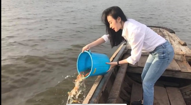 Angela diện trang phục đơn giản đi thả cá phóng sanh ẢNH: CHỤP MÀN HÌNH