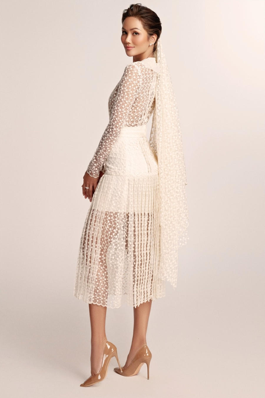 Các bộ váy được dệt cẩn thận một cách thủ công và kiểm soát chặt chẽ. Chất liệu khá mới mẻ trong trang phục cưới, đặc biệt các thiết kế có những biến tấu đầy thú vị tạo nên chiếc váy dài thanh lịch làm toát lên được vẻ sang trọng và ấn tượng cho hoa hậu H’hen Niê.