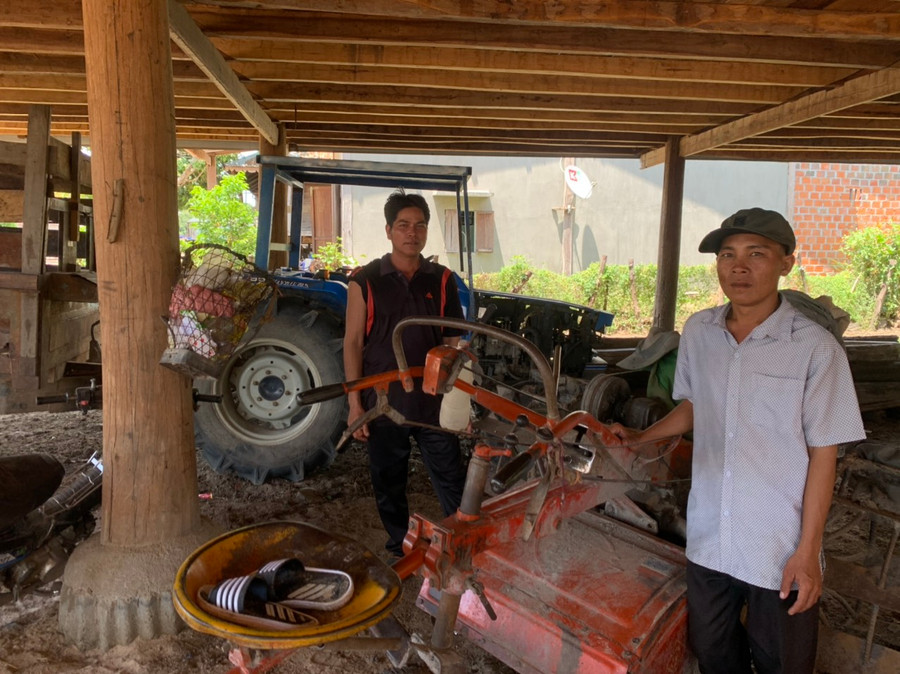 Anh Đinh Huynh (bìa trái) mua máy xới, công nông phục vụ sản xuất, giảm chi phí đầu tư. Ảnh: Vũ Chi