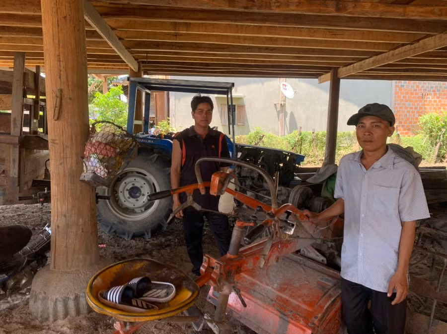 Anh Đinh Huynh (bìa trái) mua máy xới, công nông phục vụ sản xuất, giảm chi phí đầu tư. Ảnh: Vũ Chi