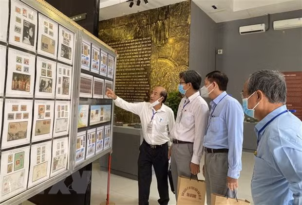 Đại biểu tham quan triển lãm bộ tem 'Văn hóa Óc Eo' tại Nhà trưng bày hiện vật của Ban Quản lý Di tích Văn hóa Óc Eo tỉnh An Giang. (Ảnh: Công Mạo/TTXVN)