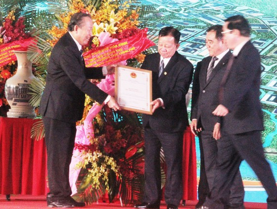 Phó Thủ tướng Thường trực Trương Hòa Bình trao quyết định đầu tư cho nhà đầu tư. Phó Thủ tướng Thường trực Trương Hòa Bình trao quyết định đầu tư cho nhà đầu tư.