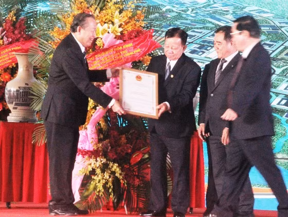Phó Thủ tướng Thường trực Trương Hòa Bình trao quyết định đầu tư cho nhà đầu tư.